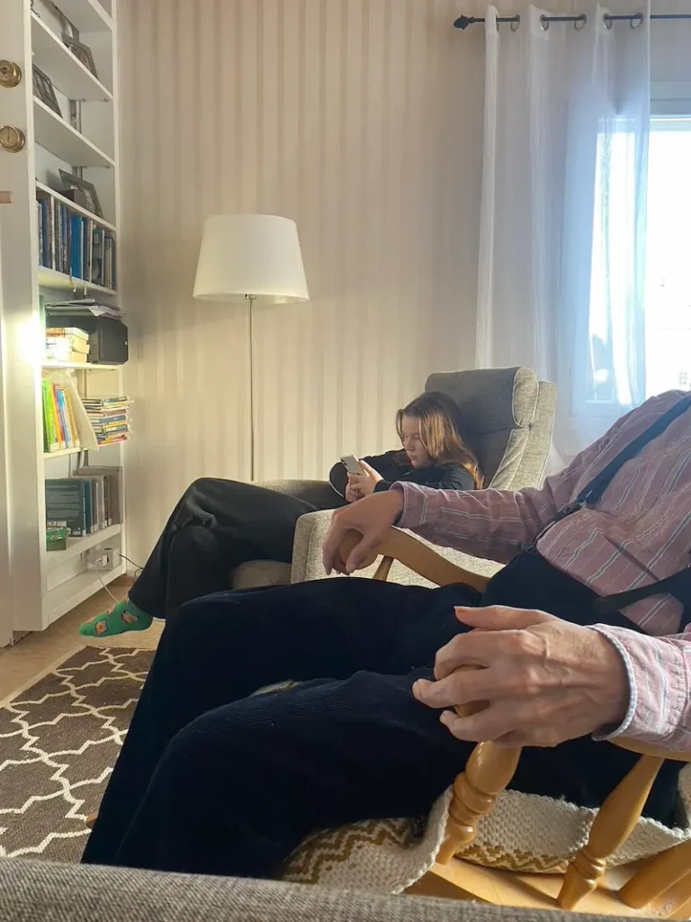kalliokosken perhehoito asiakas keinutuolissa ja lapsi nojatuolissa