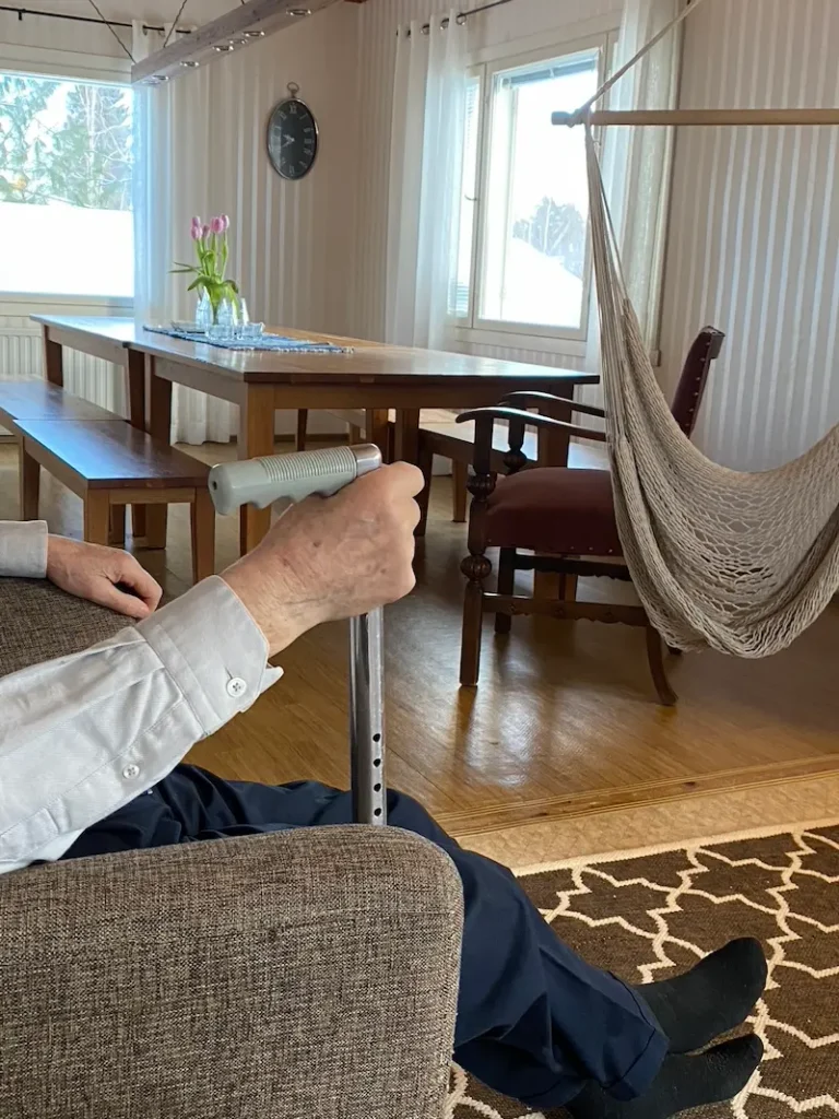 kalliokosken perhehoito asiakas kepin kanssa nojatuolissa