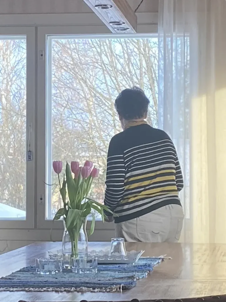 kalliokosken perhehoito asiakas seuraa puuhia ikkunasta