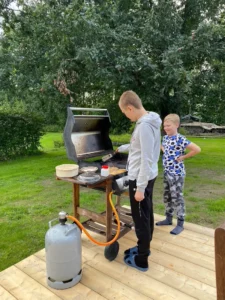 kalliokosken perhehoito grillausta terassilla