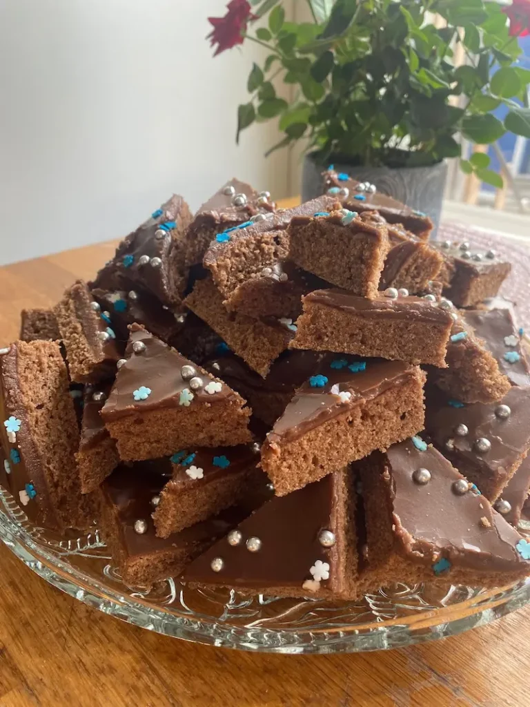 Itse tehtyjä tarjoiluja ja kodin makuja perhehoitopäivän aikana.