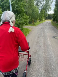 kalliokosken perhehoito kävelyllä asiakkaan kanssa