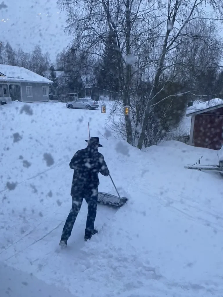 Aitoa arkea ja ulkoilua perhehoitokodin ympäristössä.