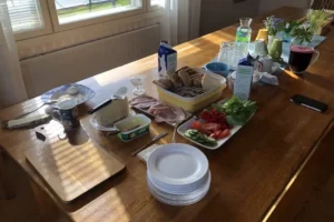 Yhteinen ruokailu perhehoitokodissa tukee sosiaalista kanssakäymistä